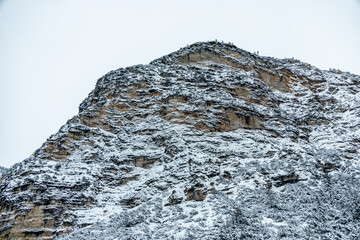 Ein Spaziergang durch den Tiefschnee in der Südtiroler Region am Berggasthaus Pederü - Südtirol - Italien