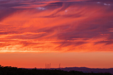 Atardecer de colores vibrantes cerca del Río