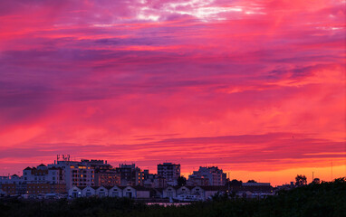 Atardecer colorido con tonos rosas y púrpuras
