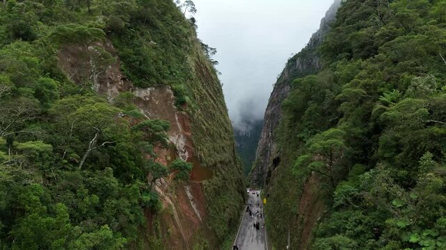 Serra catarinense em Santa Catarina BRASIL, com cena a&eacute;rea de drone da fenda da Serra do Corvo Branco