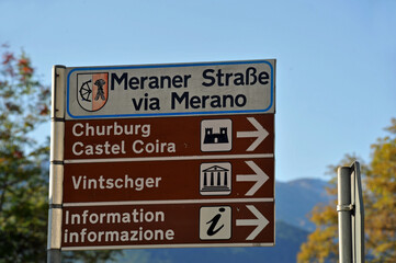 Obraz premium Hinweisschilder Meraner Straße Churburg