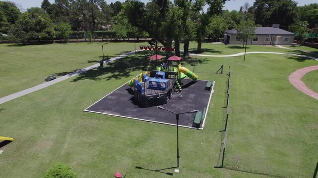 Juegos infantiles en el medio de un parque. 