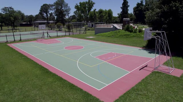 Cancha de Basquet un dia soleado en un parque. Deportes. Deporte, Basqued, Basquet, baloncesto.