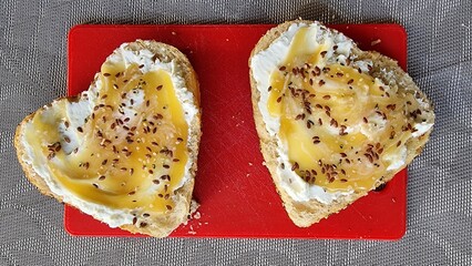 piece of cake with honey and curd cheese