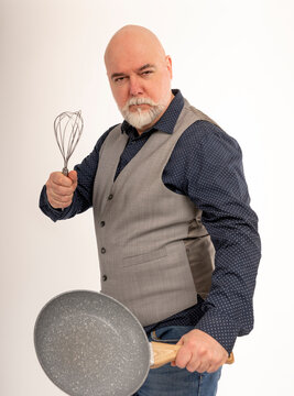 Portrait humoristique d'un homme barbu et moustachu arm&eacute; d'ustensiles de cuisine