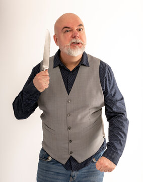 Homme en col&egrave;re arm&eacute; d'un grand couteau de cuisine - humour