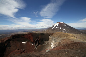 Ngauruhoe Vulkan mit Rotem Krater - Tongariro Alpine Crossing, Neuseeland  © elenasoophie