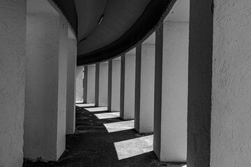 colunas verticais em passarela