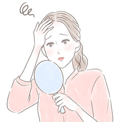手鏡を見て髪の薄さが気になる女性