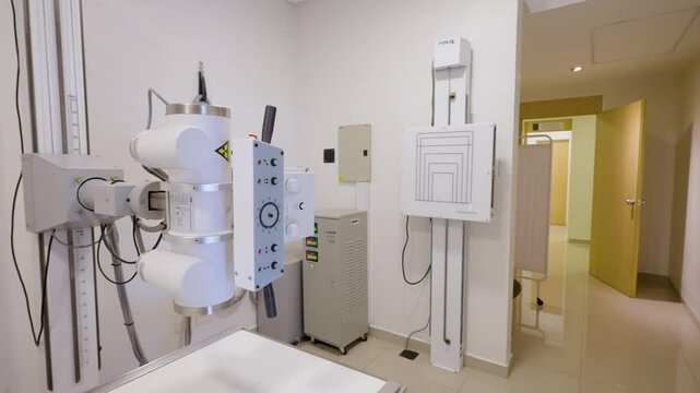 Equipo de rayos X en cl&iacute;nica de diagn&oacute;stico por im&aacute;genes. Radiografias, Rayos, Placas, Hospital. Cl&iacute;nica. Salud. Medicina. Centro Medico. 