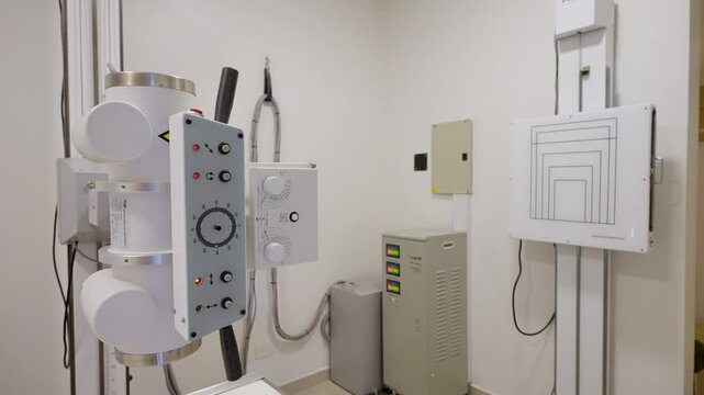 Equipo de rayos X en cl&iacute;nica de diagn&oacute;stico por im&aacute;genes. Radiografias, Rayos, Placas, Hospital. Cl&iacute;nica. Salud. Medicina. Centro Medico. 