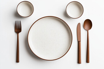 Elegantes Geschirr-set mit Holz Besteck auf neutralem Hintergrund
