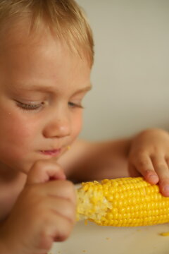 child eating corn