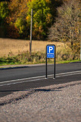 10 minutes parking allowed sign at a parking lot.