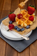 Waffle con frutti di bosco e miele