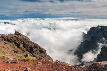 Gebirgsrand 2240m mit weißen Wolken innen liegend in der alten Caldera von La Palma Kanaren