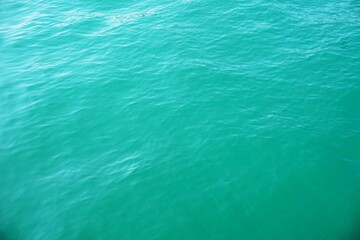 Czysta, błękitna woda w oceanie