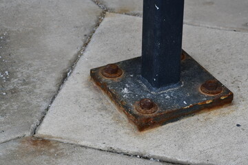 Steel baseplate lightly corroded.