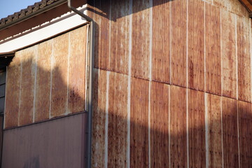 茶色く錆びたトタンの壁