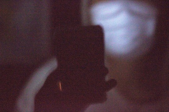 怪しい犯罪者とスマホ操作