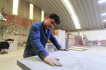 Obraz premium Carpenter works on a wooden board on the workbench