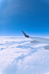 飛行中の飛行機翼と雲