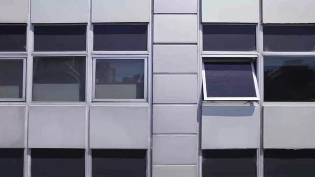 Ventanas exteriores de edificio de oficinas. Oficinas. Empresas. Gran ciudad. Negocios. Businnes. Footage de Negocios.