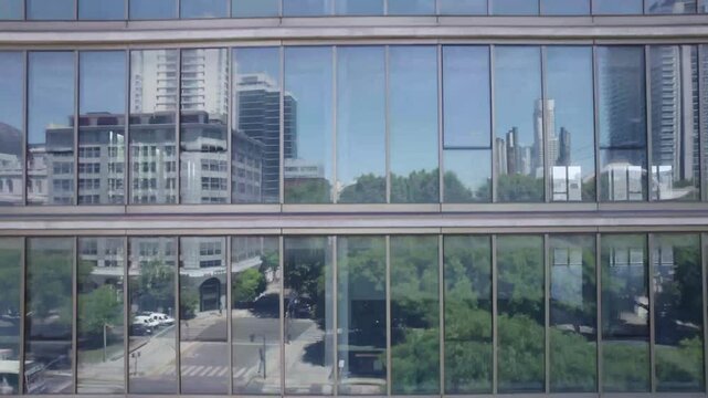 Ventanas exteriores de edificio de oficinas. Oficinas. Empresas. Gran ciudad. Negocios. Businnes. Footage de Negocios.