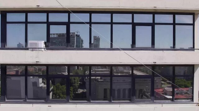Ventanas exteriores de edificio de oficinas. Oficinas. Empresas. Gran ciudad. Negocios. Businnes. Footage de Negocios.