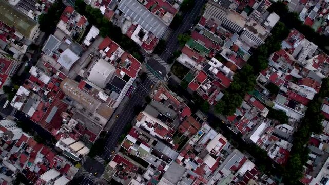 Vista cenital de la ciudad. Edificios y calles. Transito, casas. Vista de Dron, ciudad de Buenos Aires, Argentina. Casas, residencial. 