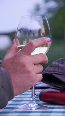 szklanki szkło na dłoni pusto pełne napój