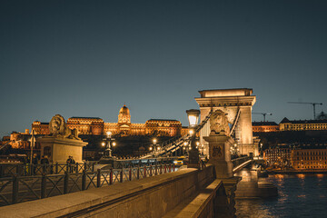 Naklejka premium Buda Castle and Széchenyi Chain Bridge at Night across Danube River