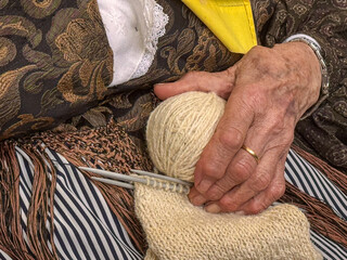 wool in the hands woman 