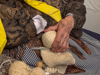 hand woman with wool 