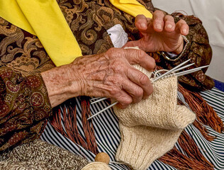 hands of an elderly woman