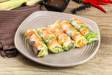 Vietnamese spring roll with prawn and mango