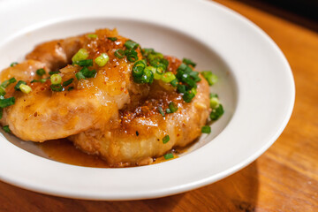 玉ねぎソースの肉巻きと夕食の食卓