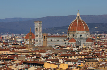 Obraz premium Symbol of ITALY in florence: cathedral giottos bell tower and brunelleschis big dome a stunning view with tuscan hills