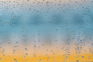 Gotitas de lluvia en la ventana