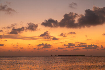 Fototapeta premium Golden dusk after sunset in the Maldives