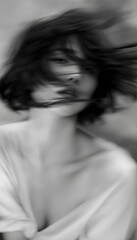 ファンタジーストーリー（モノクロームに刻まれた、一瞬のモノローグ&mdash;静寂の中で紡がれる女性の想い）