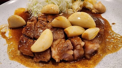 Delicious Garlic Pork Dish with Tender Meat and Creamy Sauce