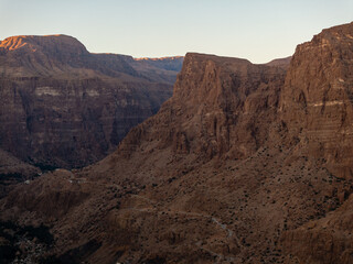 Tiwi-Berge bei Sonnenaufgang, Oman – Silhouetten in sanften Farben