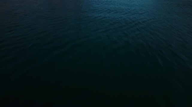 Schweiz Bergsee sonnige Drohnenaufnahmen am Walensee im Winter