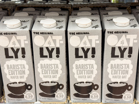 Oatly barista edition hafer oat milk cartons on store shelf