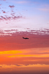 Obraz premium Plane silhouette in sunset Doha Qatar 