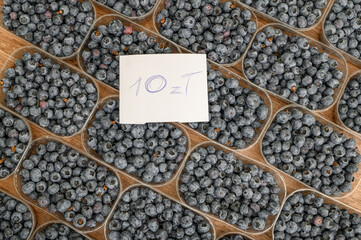 Borówka amerykańska w pojemnikach sprzedawana na straganie na bazarze © Paweł Kacperek