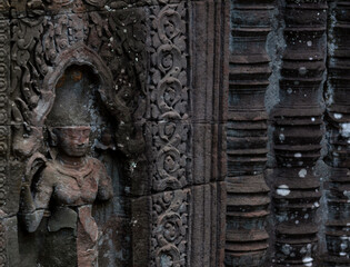 figura sin media cabeza junto a la ventana