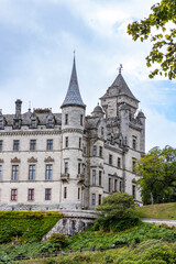 Obraz premium Dunrobin Castle, fairy-tale gem overlooking North Sea, offers breathtaking gardens, exquisite summer blooms. A masterpiece of elegance, lush landscapes meet historic charm, unfold on manicured lawns