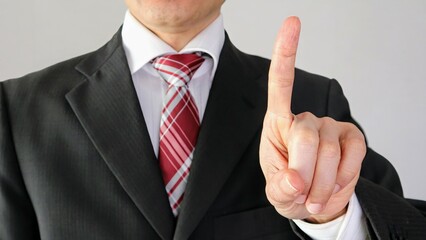 ポーズをする日本人ビジネスマン